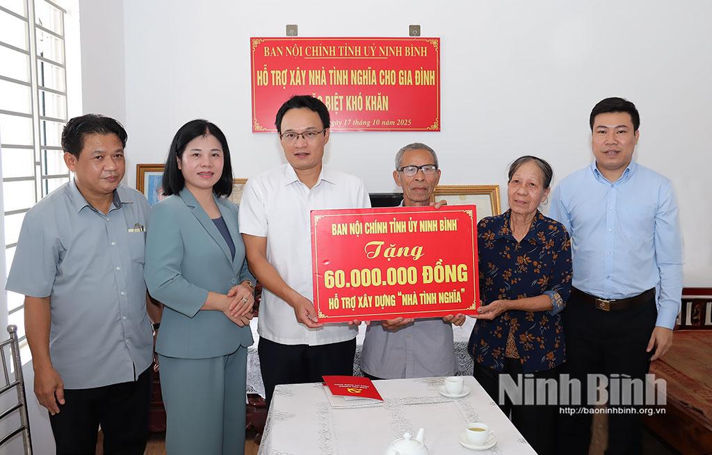 Đồng chí Phạm Thành Trung, Tỉnh ủy viên, Phó Trưởng Ban Nội chính Tỉnh ủy trao tiền hỗ trợ cho gia đình ông Phạm Văn Dũng.