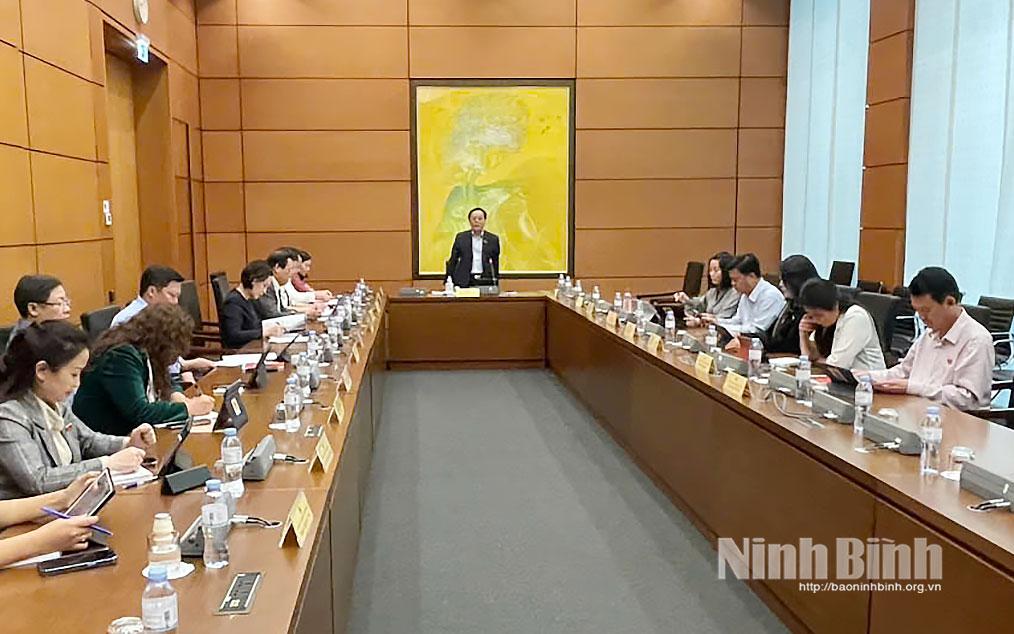 Quang cảnh phiên thảo luận tại Tổ.