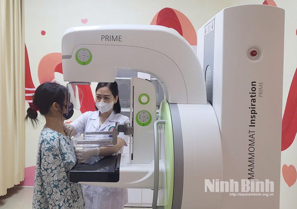 Chụp Xquang vú cho người bệnh tại Khoa Chẩn đoán hình ảnh, Bệnh viện Sản-Nhi tỉnh Ninh Bình.