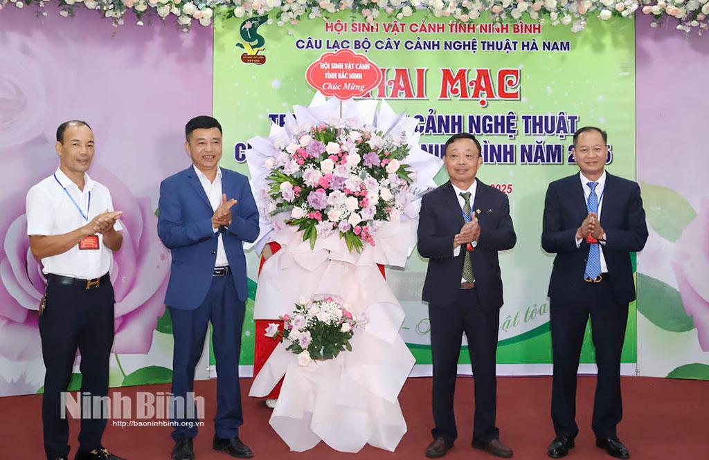 Hội sinh vật cảnh các tỉnh tặng hoa chúc mừng lễ Khai mạc triển lãm cây cảnh nghệ thuật cụm Hà Nam năm 2025.