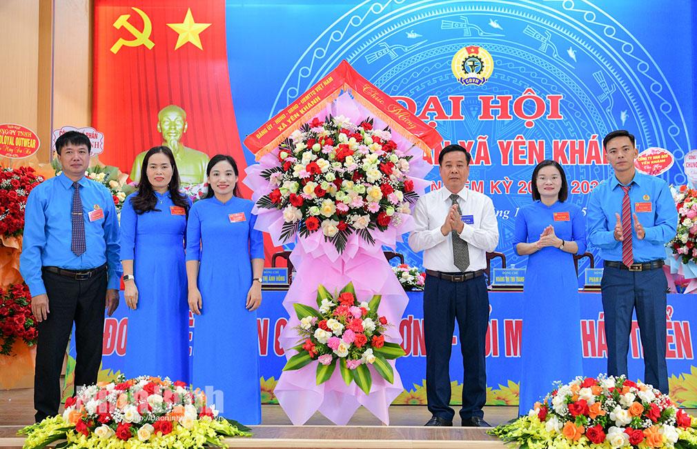 Đồng chí Dương Đức Khanh, Tỉnh ủy viên, Bí thư Đảng ủy, Chủ tịch HĐND xã Yên Khánh tặng hoa chúc mừng Đại hội.