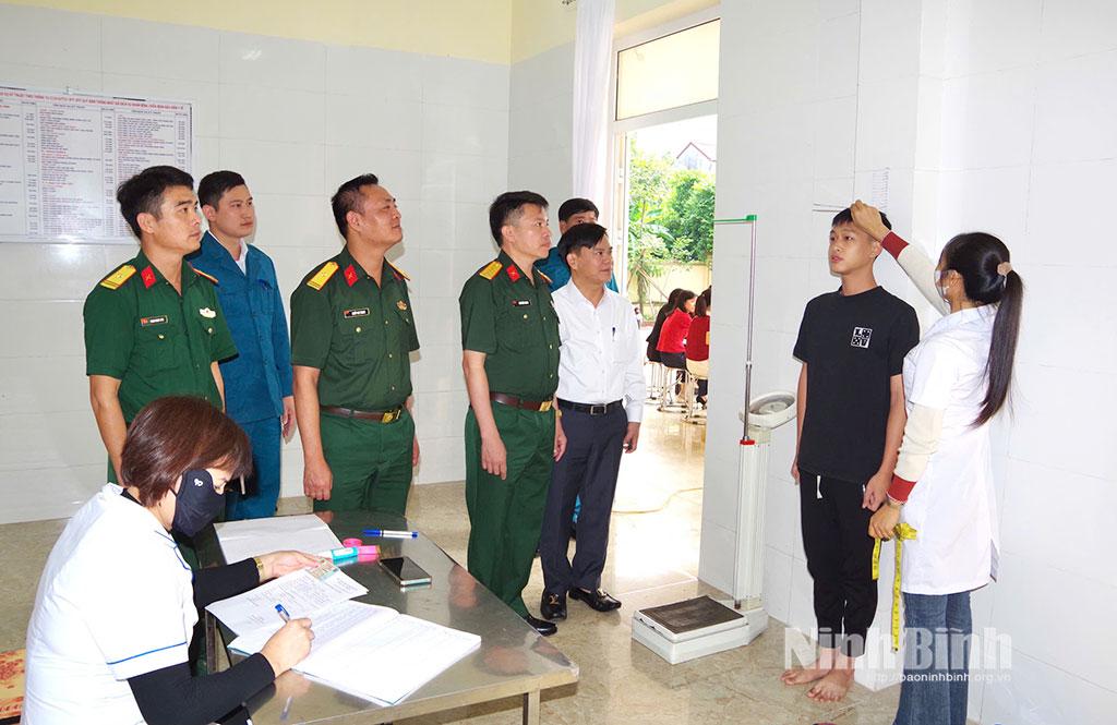 Đoàn kiểm tra công tác khám thể lực cho thanh niên phường Nguyễn Úy.