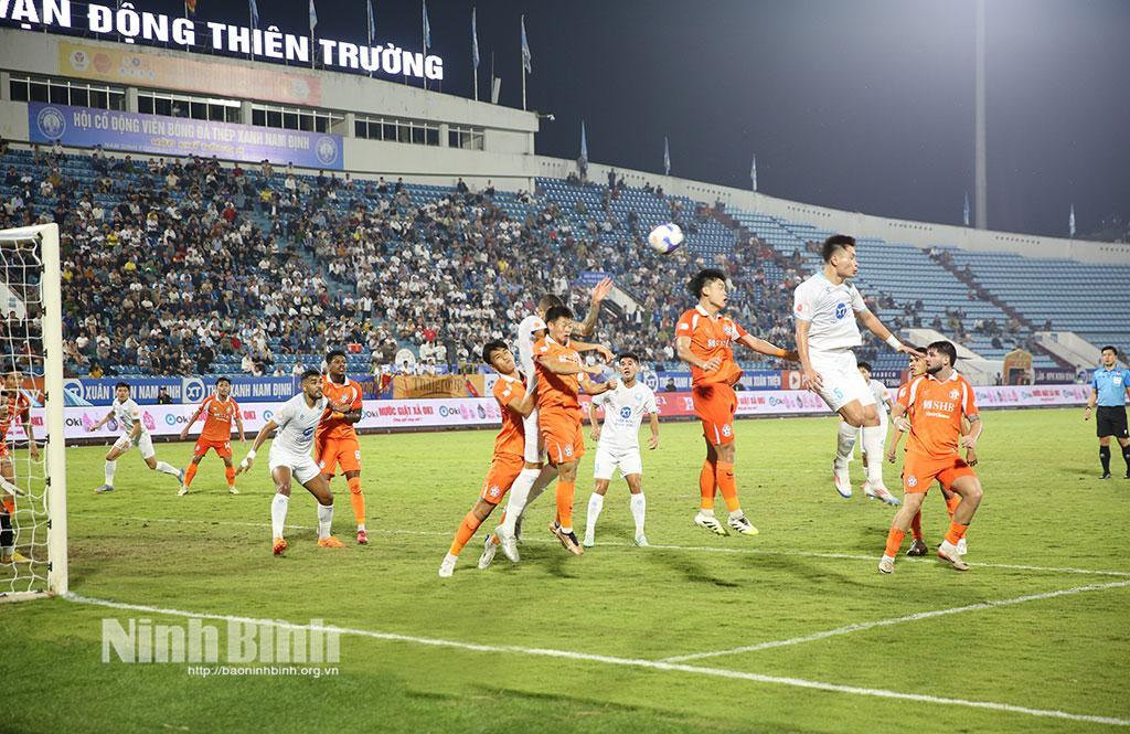 Các cầu thủ đội chủ sân Thiên Trường thi đấu nỗ lực nhưng vẫn chưa thực sự hiệu quả.