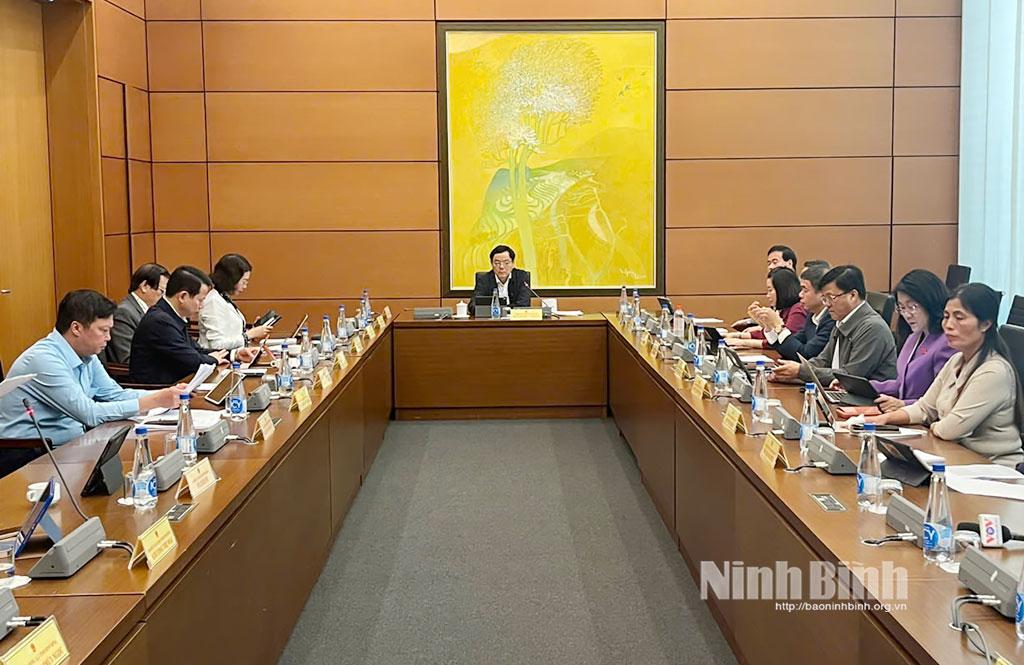 Đoàn ĐBQH tỉnh Ninh Bình tham gia thảo luận ở Tổ số 10 cùng với Đoàn ĐBQH tỉnh Quảng Trị.