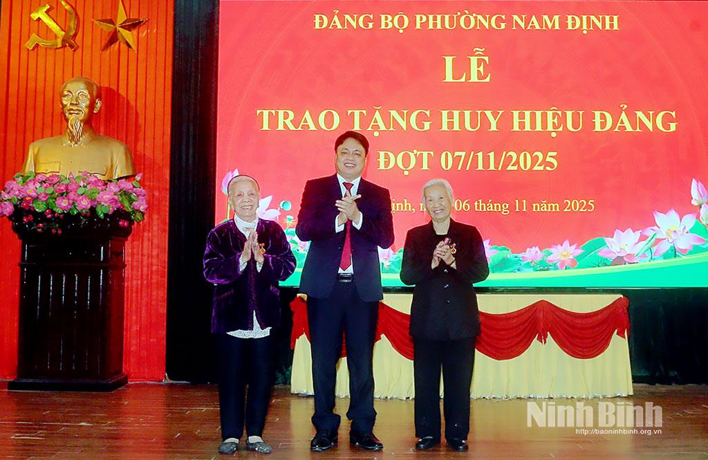Đồng chí Trần Minh Thắng, Ủy viên Ban Thường vụ Tỉnh ủy, Bí thư Đảng ủy, Chủ tịch HĐND phường Nam Định trao Huy hiệu 65 tuổi Đảng cho các đảng viên