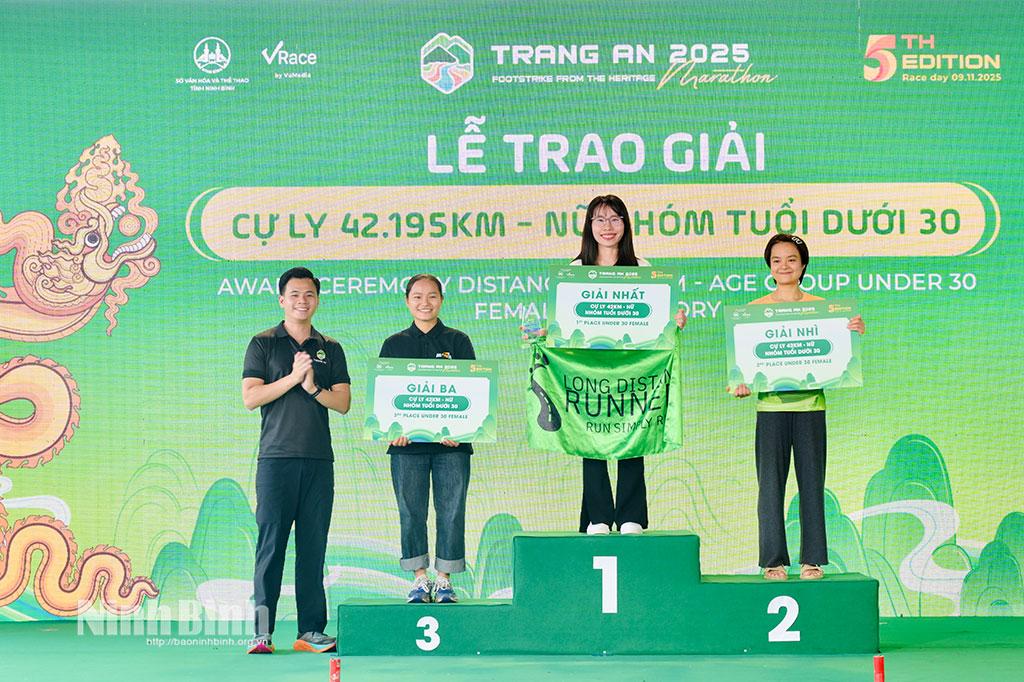 Ban Tổ chức trao giải cho các vận động viên nữ đạt thành tích tốt cự ly 42,195km nhóm tuổi dưới 30.