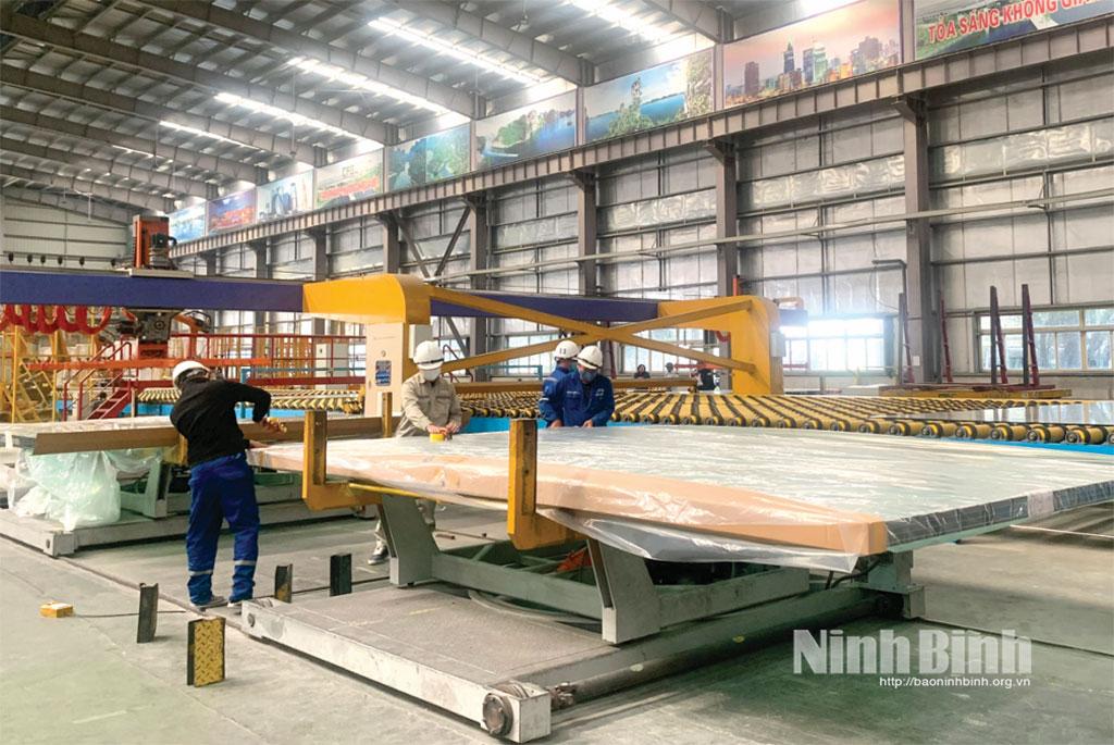 Dây chuyền sản xuất kính nổi tiết kiệm năng lượng, chất lượng cao của Nhà máy kính nổi - CFG Ninh Bình, Khu công nghiệp Khánh Cư.