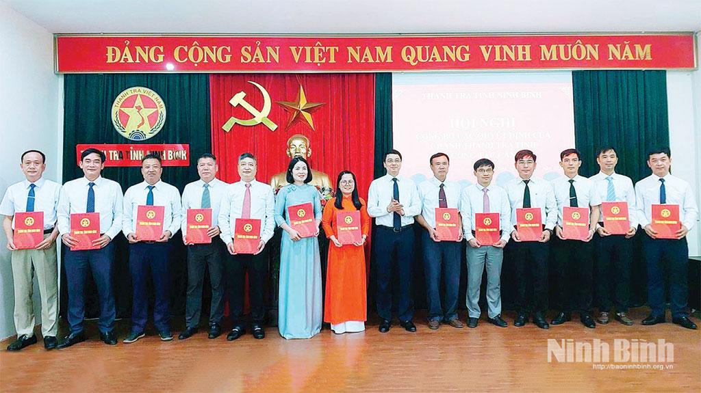 Đồng chí Phạm Quang Ái, Tỉnh ủy viên, Chánh Thanh tra tỉnh trao Quyết định về công tác cán bộ cho các đồng chí trưởng phòng trực thuộc Thanh tra tỉnh. Ảnh: Trần Ích