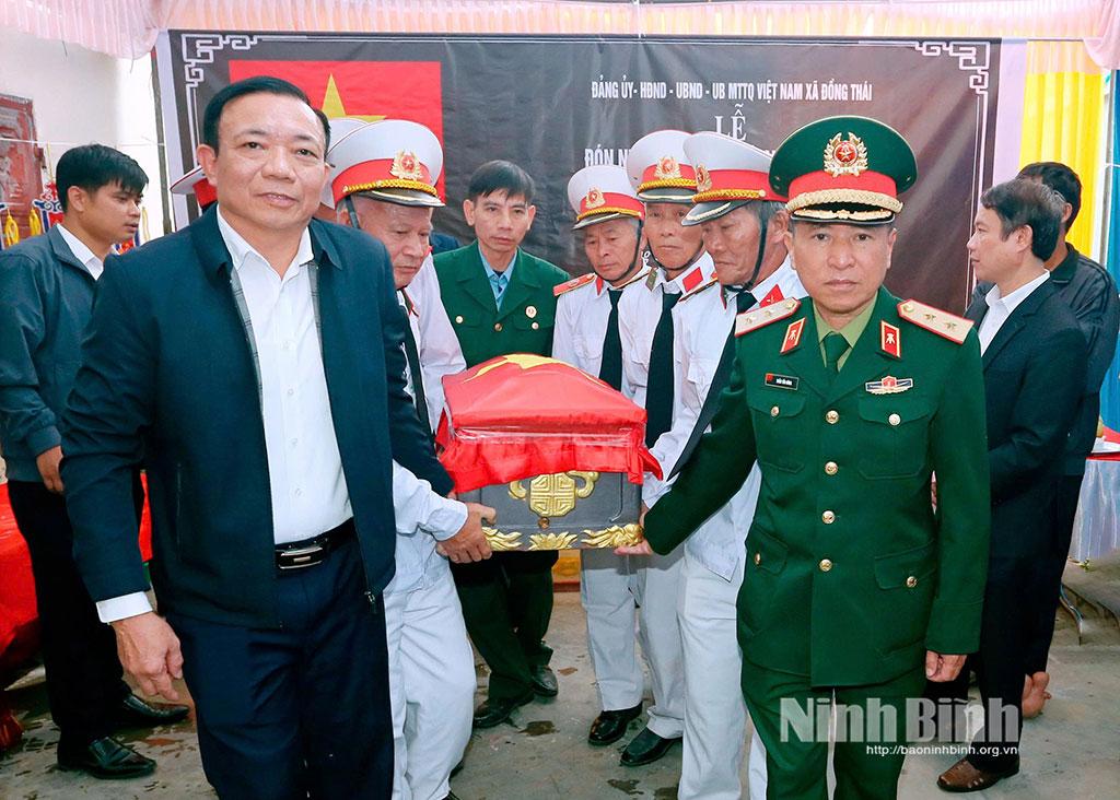 Lễ đón nhận, truy điệu và an táng hài cốt liệt sỹ Nguyễn Văn Lĩnh. Ảnh: Thế Minh