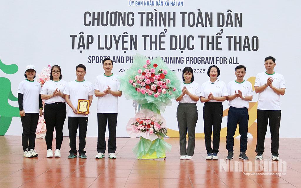 Lãnh đạo Cục Thể dục thể thao Việt Nam, Uỷ ban Olympic Việt Nam, Sở Văn hoá và Thể thao tỉnh Ninh Bình tặng hoa chúc mừng Ban Tổ chức chương trình.