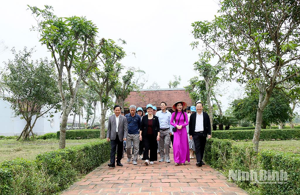Đoàn đến tham quan tại Khu Di tích Quốc gia đặc biệt Khu lưu niệm Nguyễn Du (xã Tiên Điền).
