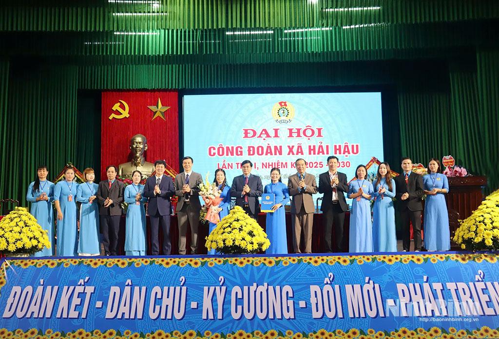 Đồng chí Nguyễn Hải Long, Tỉnh ủy viên, Phó Chủ tịch Ủy ban MTTQ Việt Nam tỉnh, Chủ tịch LĐLĐ tỉnh tặng hoa chúc mừng Ban Chấp hành Công đoàn xã Hải Hậu, nhiệm kỳ 2025-2030.