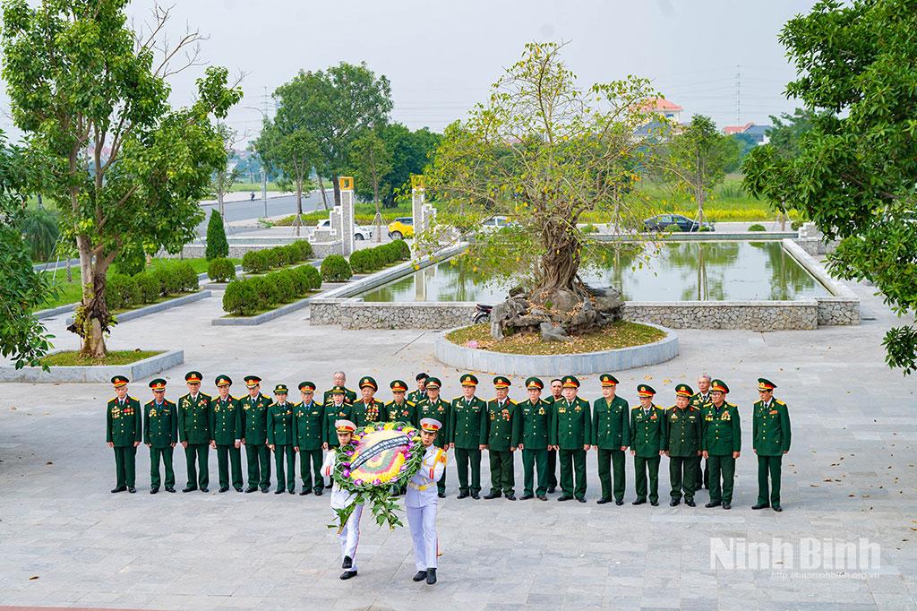 Các đại biểu dâng hương tại Đài tưởng niệm các Anh hùng liệt sĩ tỉnh.