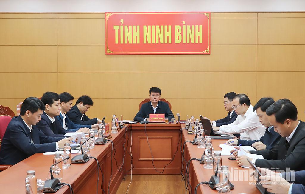 Đồng chí Trần Huy Tuấn, Phó Bí thư Tỉnh ủy, Chủ tịch UBND tỉnh chủ trì tại điểm cầu tỉnh Ninh Bình.