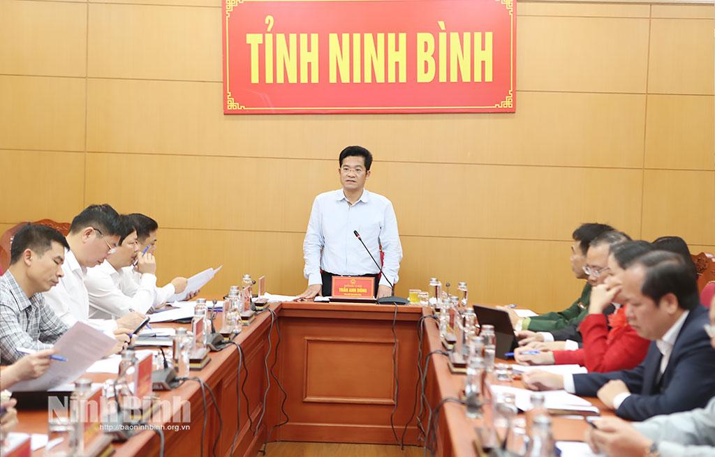 Đồng chí Trần Anh Dũng, Ủy viên Ban Thường vụ Tỉnh ủy, Phó Chủ tịch UBND tỉnh, Phó Trưởng ban Thường thực BCĐ Xây dựng và Phát triển đô thị Ninh Bình phát biểu tại hội nghị.