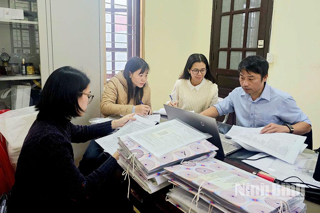 Cán bộ Phòng Chính sách xã hội, Chi cục Phát triển nông thôn thẩm tra hồ sơ kết quả rà soát hộ nghèo, hộ cận nghèo của các địa phương.