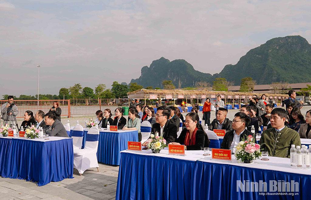 Các đại biểu dự lễ khai mạc.