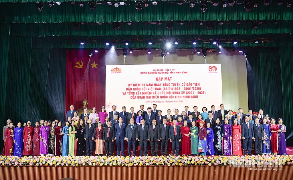 Các đại biểu Quốc hội tỉnh qua các thời kỳ chụp ảnh lưu niệm tại buổi gặp mặt kỷ niệm 80 năm Ngày Tổng tuyển cử đầu tiên bầu Quốc hội Việt Nam và tổng kết nhiệm kỳ Quốc hội khóa XV của Đoàn đại biểu Quốc hội tỉnh Ninh Bình. Ảnh: Trường Giang