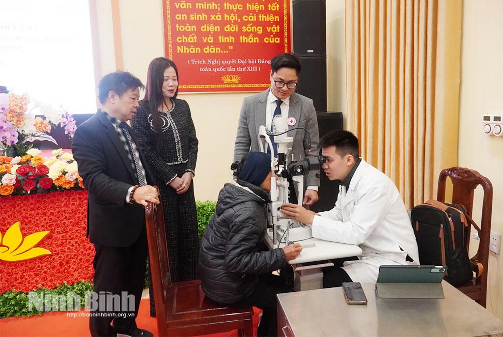 Đoàn y, bác sĩ Bệnh viện Mắt Sài gòn - Hà Nội I khám sàng lọc các bệnh về mắt cho người dân xã Minh Tân.