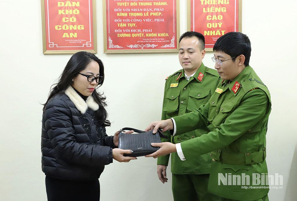 Tổ công tác 113, Phòng Cảnh sát quản lý hành chính về trật tự xã hội, Công an tỉnh trao trả tài sản cho chị Nguyễn Thị Oanh.