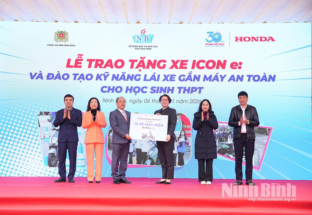 Đại diện Honda Việt Nam trao tặng 12 xe gắn máy điện Honda ICON e: cho 0 trường THPT tỉnh Ninh Bình.