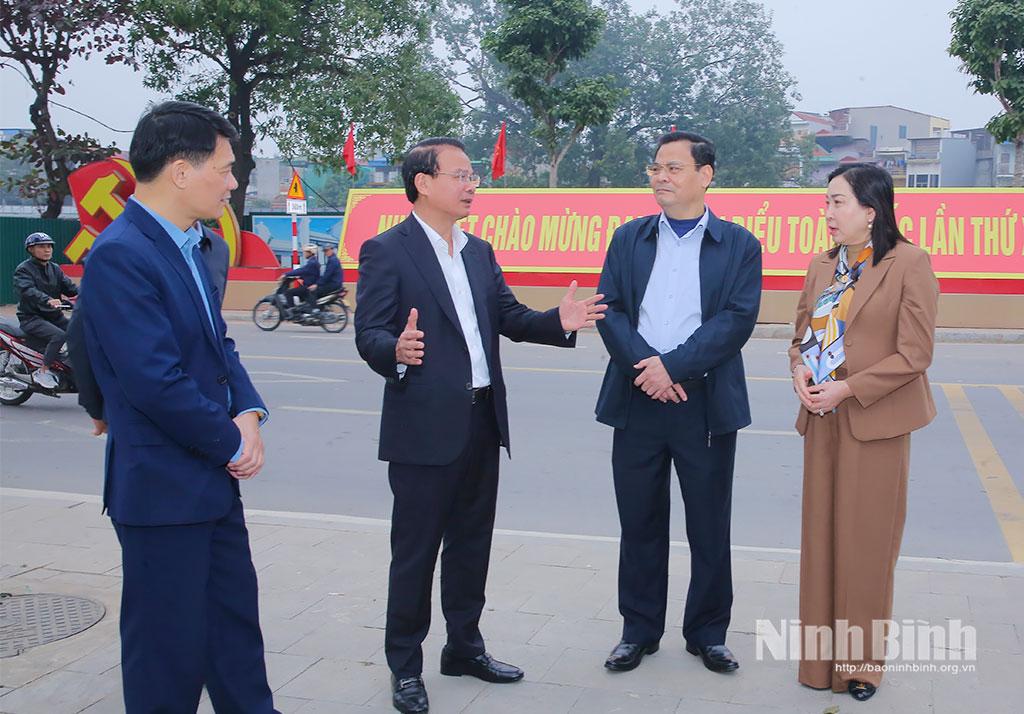 Đồng chí Bí thư Tỉnh uỷ Đặng Xuân Phong và các đồng chí lãnh đạo tỉnh kiểm tra công tác tuyên truyền trực quan tại phường Hoa Lư.