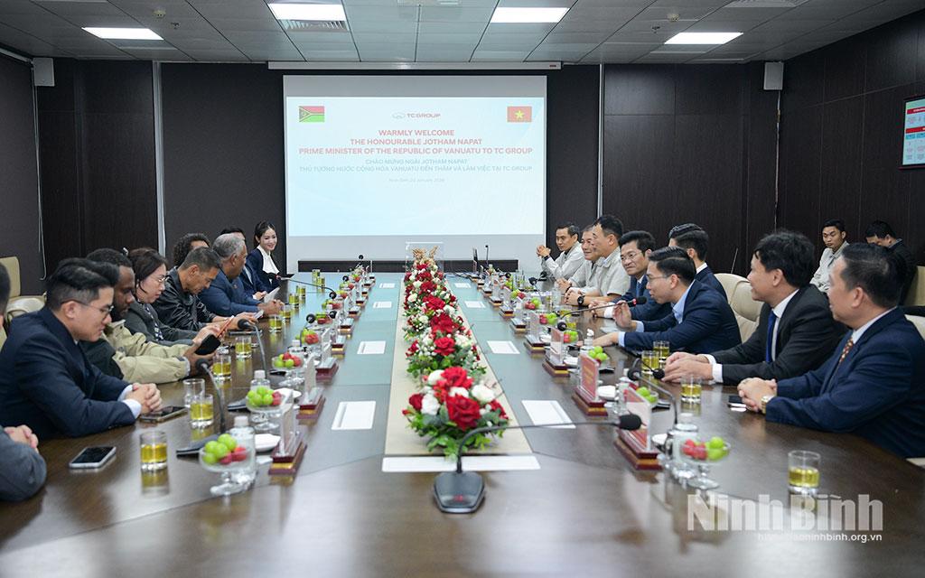 Quang cảnh buổi làm việc.