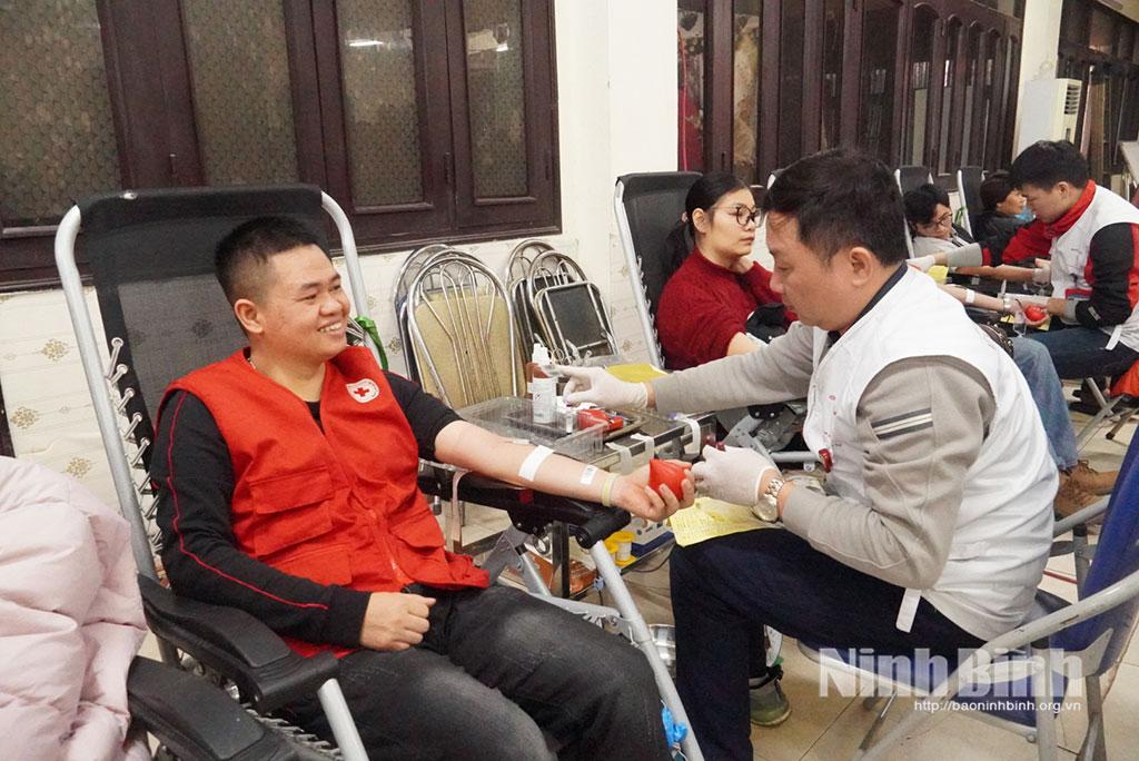 Các tình nguyện viên hiến máu tại Ngày hội.