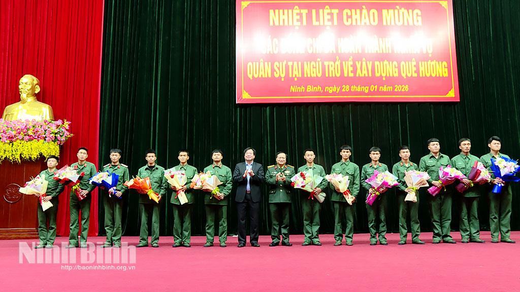 Lãnh đạo Bộ CHQS tỉnh và xã Nho Quan tặng hoa chúc mừng các quân nhân đã hoàn thành nghĩa vụ trở về địa phương.