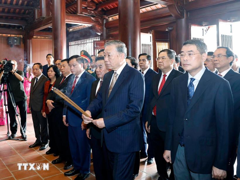 Tổng Bí thư Tô Lâm và thành viên Đoàn công tác dâng hương tưởng niệm Chủ tịch Hồ Chí Minh tại Khu Di tích Quốc gia Đặc biệt Kim Liên. (Ảnh: Thống Nhất/TTXVN)