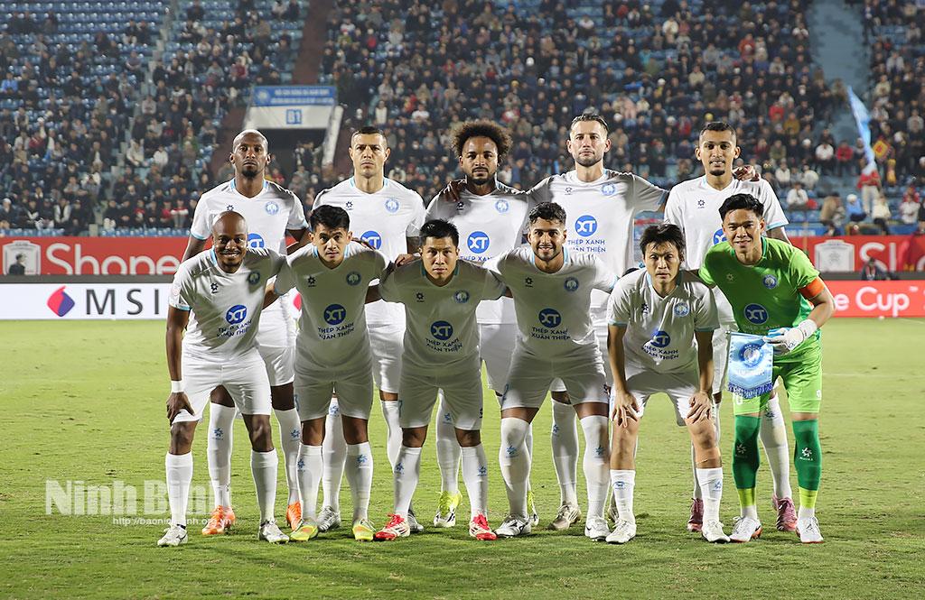 Các cầu thủ Câu lạc bộ Thép Xanh Nam Định trong trận đấu với Câu lạc bộ Lion City Sailors.