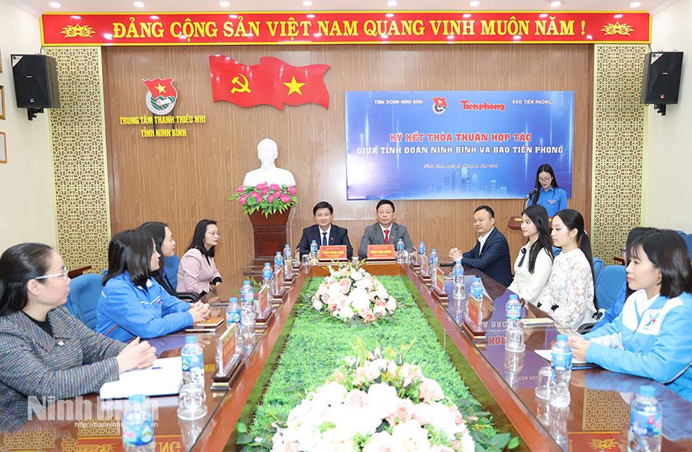 Quanh cảnh chương trình ký kết.