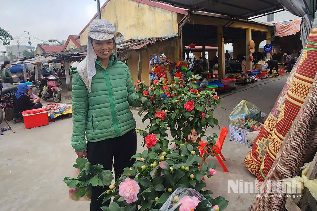 Người dân phấn khởi khi chọn được cây hoa về trưng trong nhà ngày Tết.
