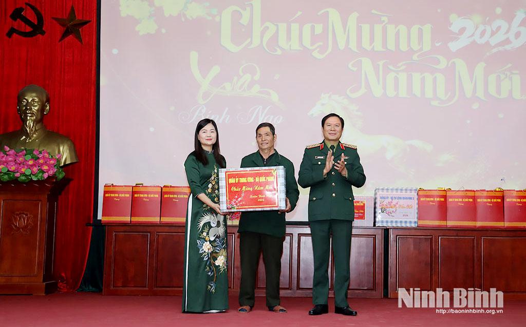 Đại tướng Nguyễn Tân Cương, Ủy viên Ban Chấp hành Trung ương Đảng, Ủy viên Thường vụ Quân ủy Trung ương, Tổng Tham mưu trưởng Quân đội nhân dân Việt Nam, Thứ trưởng Bộ Quốc phòng tặng quà Trung tâm Điều dưỡng thương binh Duy Tiên.