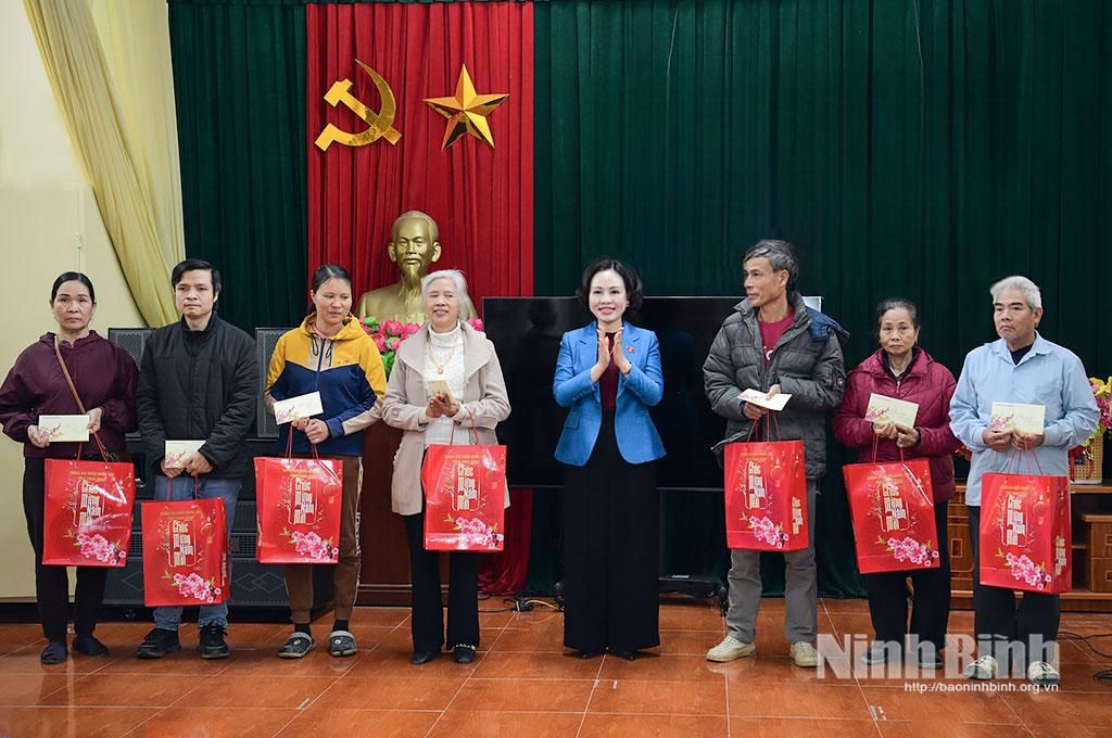 Đồng chí Trần Thị Hồng Thanh, Tỉnh ủy viên, Phó Trưởng Đoàn ĐBQH tỉnh tặng quà các gia đình có hoàn cảnh khó khăn tại Tổ 18, phường Tam Điệp.