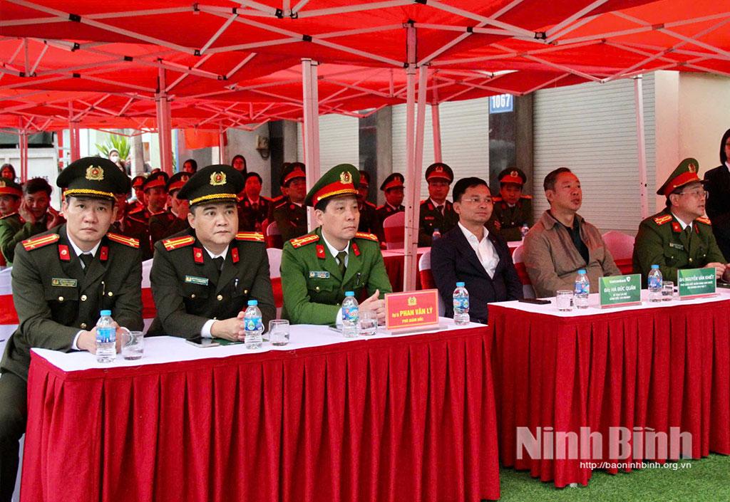 Các đại biểu theo dõi, kiểm tra tình huống diễn tập.