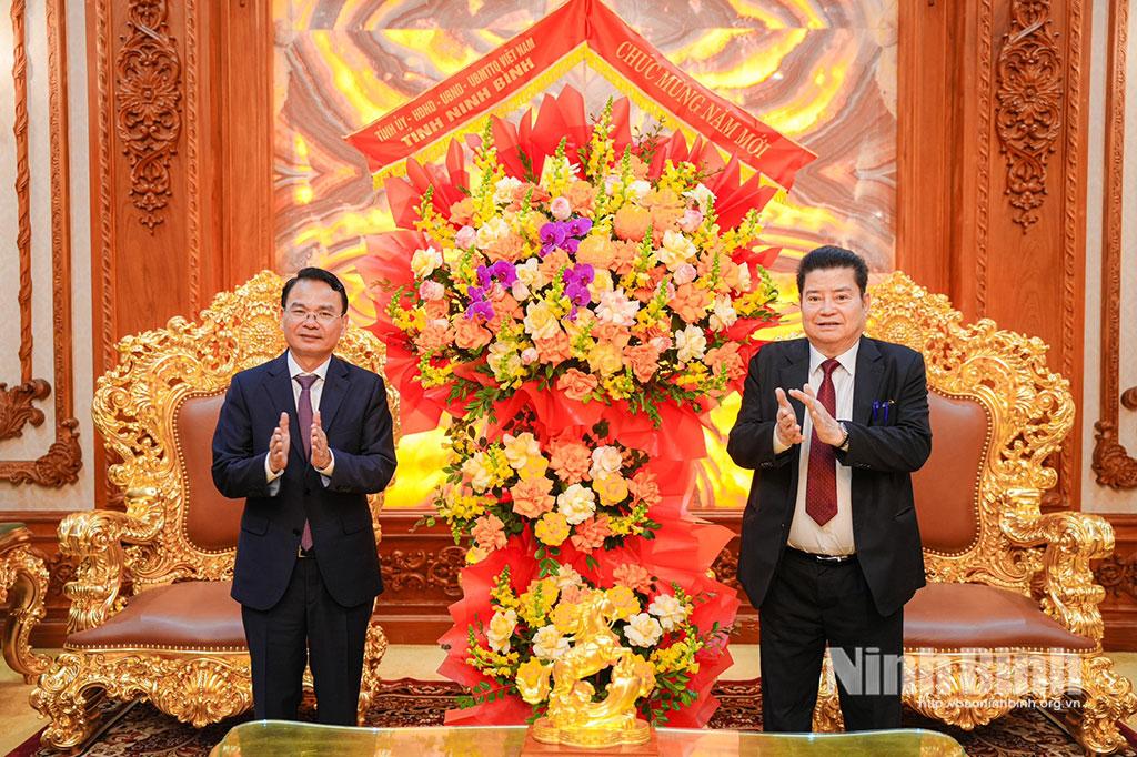 Đồng chí Đặng Xuân Phong, Ủy viên Trung ương Đảng, Bí thư Tỉnh ủy, Trưởng Đoàn đại biểu Quốc hội tỉnh tặng hoa chúc mừng năm mới lãnh đạo Tập đoàn Kinh tế Xuân Thành.