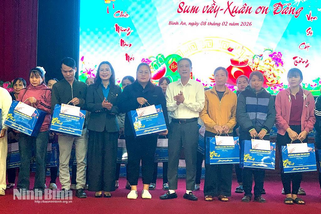 Lãnh đạo xã Bình An và lãnh đạo Liên đoàn Lao động tỉnh trao quà Tết cho đoàn viên Công đoàn.