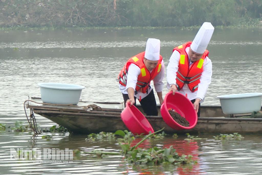 Các đại biểu tiến hành nghi thức phóng sinh tại buổi lễ.