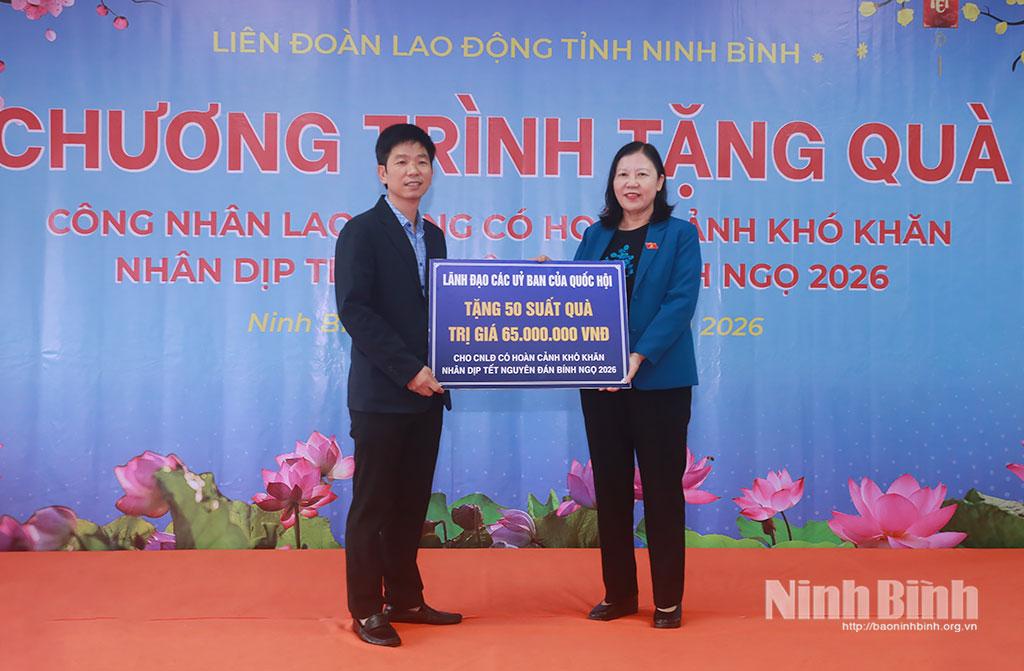 Đồng chí Lê Thị Nga, Ủy viên Trung ương Đảng, Ủy viên Ủy ban Thường vụ Quốc hội, Phó Chủ nhiệm Thường trực Ủy ban Dân nguyện và Giám sát của Quốc hội trao biển tượng trưng tặng 50 suất quà cho đại diện Ban Chấp hành Công đoàn Công ty TNHH Maxport Limited (Vietnam) Chi nhánh Nam Định, xã Hải Hưng. Ảnh: Hồng Ngọc