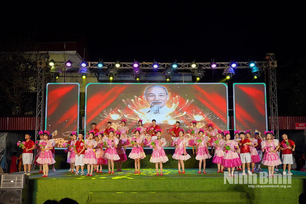 Liên khúc “Em mơ gặp Bác Hồ - Bác Hồ người cho em tất cả - Nhớ ơn Bác Hồ” do học sinh Trường Tiểu học Rạng Đông, Trường Tiểu học Nghĩa Tân biểu diễn.