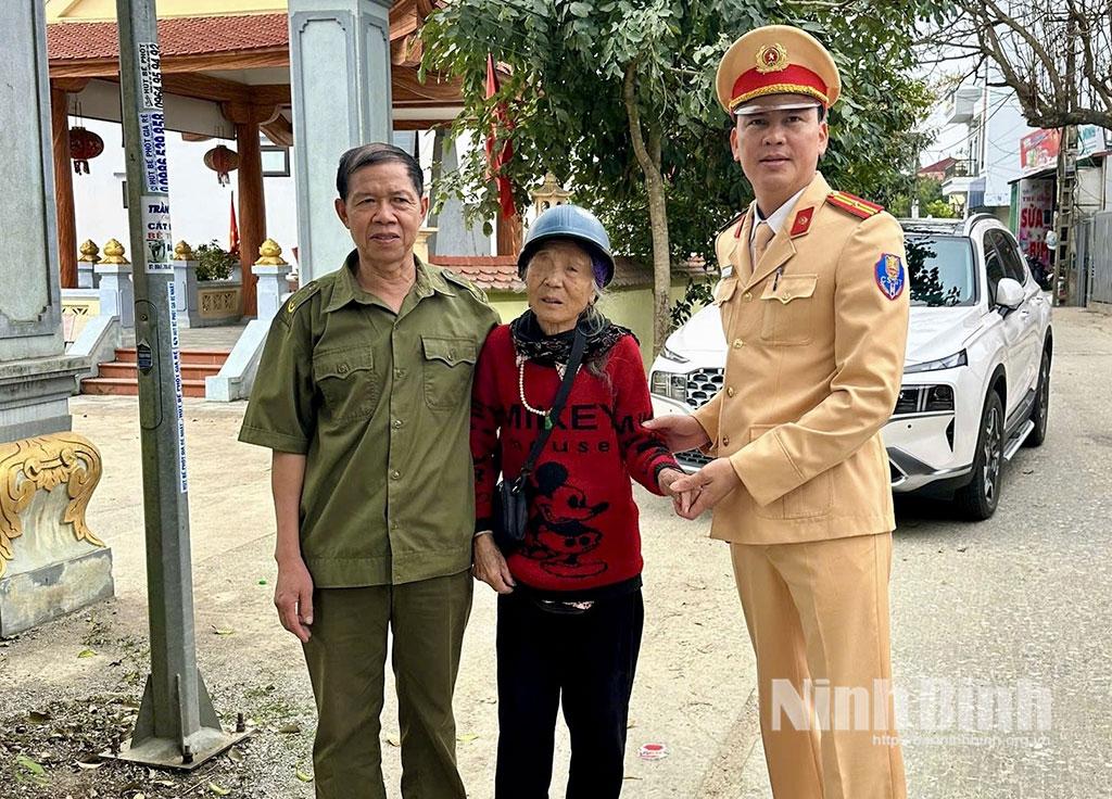 Tổ công tác của Đội Cảnh sát giao thông đường bộ số 2, Phòng Cảnh sát giao thông Công an tỉnh kịp thời giúp đỡ cụ bà đi lạc trở về với gia đình an toàn.