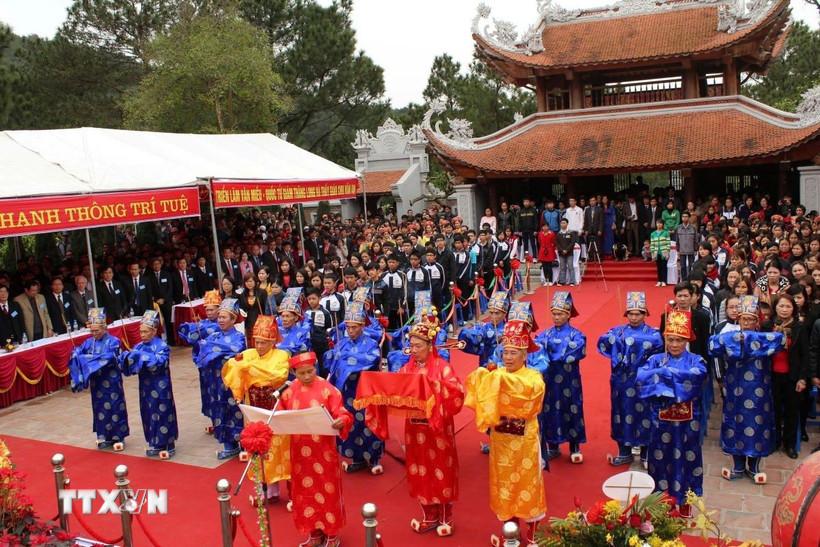 Lễ khai bút Đền thờ nhà giáo Chu Văn An, Chí Linh, Hải Phòng. (Ảnh: Diệu Thúy/TTXVN)