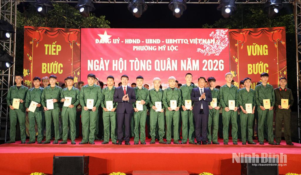 Lãnh đạo phường Mỹ Lộc tặng quà cho các thanh niên trúng tuyển nghĩa vụ quân sự, nghĩa vụ công an nhân dân năm 2026 và các quân nhân xuất ngũ năm 2026.