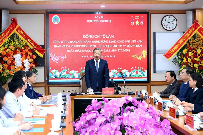 Tổng Bí thư Tô Lâm phát biểu chúc mừng ngành Y tế và tập thể cán bộ, y bác sĩ, nhân viên Bệnh viện Hữu Nghị nhân dịp kỷ niệm 71 năm Ngày Thầy thuốc Việt Nam (27/2/1955-27/2/2026). (Ảnh: ĐĂNG KHOA)