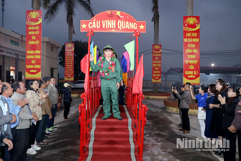 Thanh niên xã Nghĩa Sơn qua “cầu Vinh Quang” lên xe hành quân về khu vực giao quân.