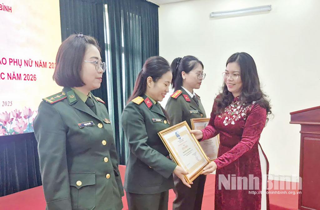Lãnh đạo Hội LHPN tỉnh tặng Giấy khen cho hội viên phụ nữ đạt thành tích xuất sắc trong các phong trào thi đua năm 2025.