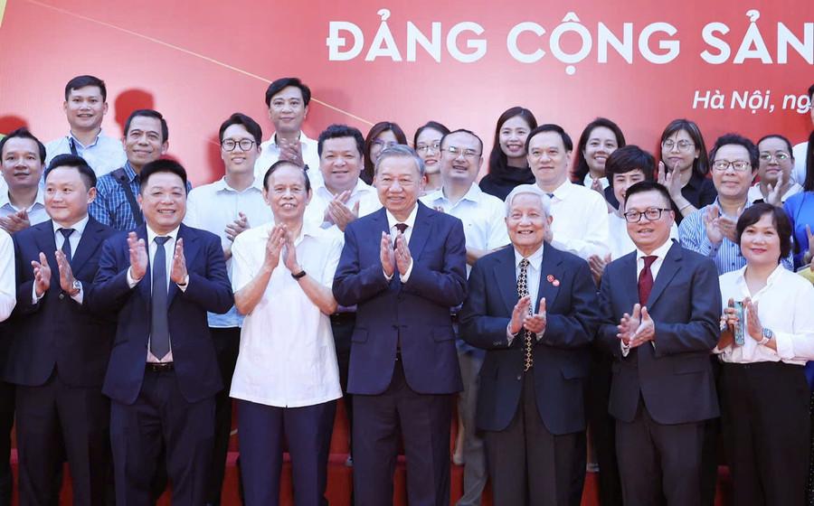 TBT Tô Lâm, Nhà báo Hồng Vinh và các đại biểu trong Lễ ra mắt trang thông tin đặc biệt của Báo Nhân Dân về Đảng Cộng sản Việt Nam. (Ảnh do tác giả cung cấp).