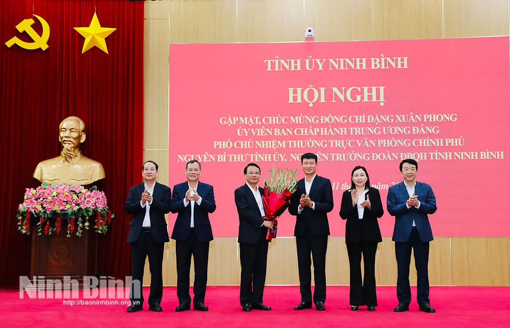 Các đồng chí Thường trực Tỉnh ủy tặng hoa chúc mừng đồng chí Đặng Xuân Phong được điều động, bổ nhiệm giữ chức Phó Chủ nhiệm Thường trực Văn phòng Chính phủ