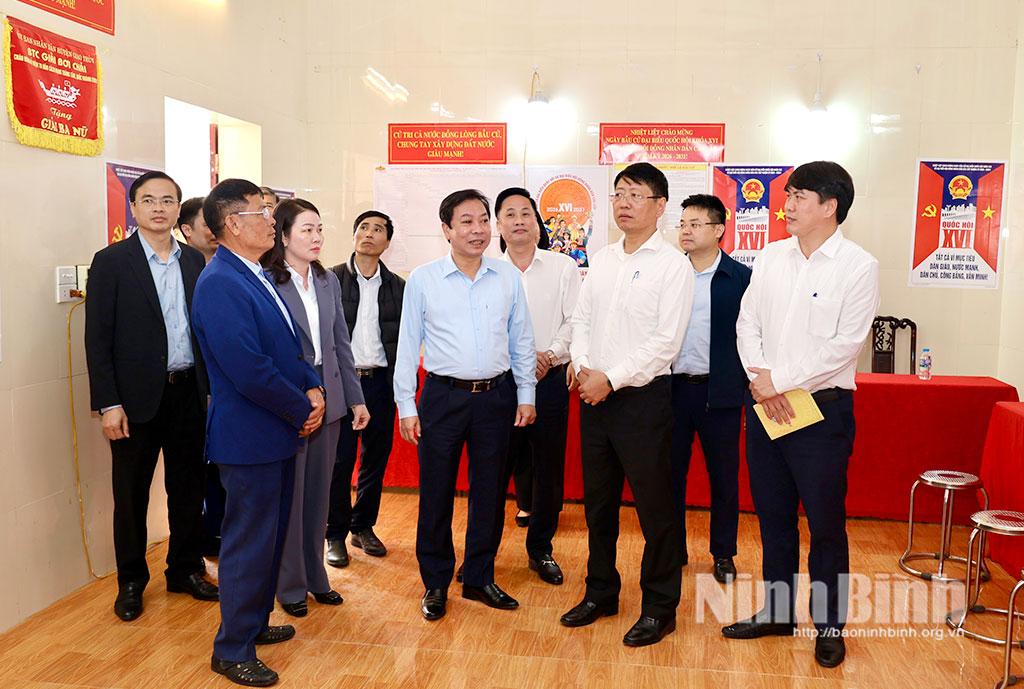 Đồng chí Trần Song Tùng, Ủy viên Ban Thường vụ Tỉnh ủy, Phó Chủ tịch Thường trực UBND tỉnh và Đoàn công tác kiểm tra công tác bầu cử tại xã Giao Thủy.